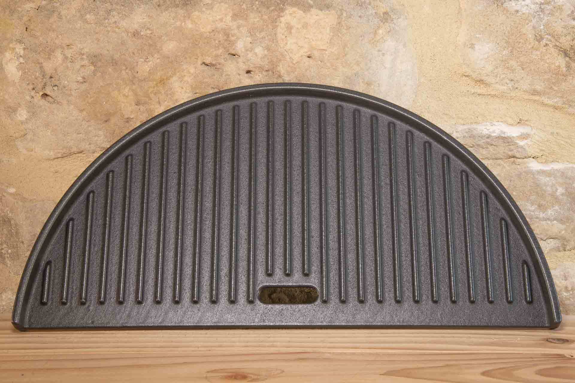 Normandie_Outdoor-living-cooking-lifestyle-outdoor_cooking-BBQ-Kamado-HKI_3565 -Kamado_joe grille plancha demi-lune